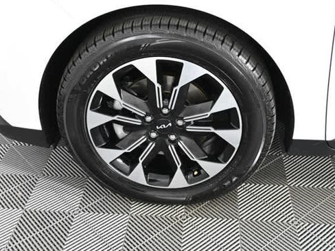 Used 2024 Kia Carnival EX image 30