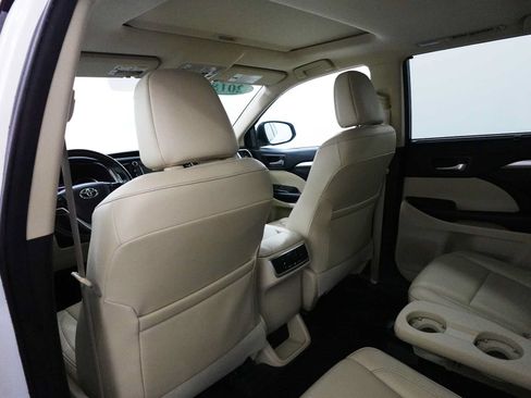 Used 2018 Toyota Highlander XLE AWD/4WD image 29