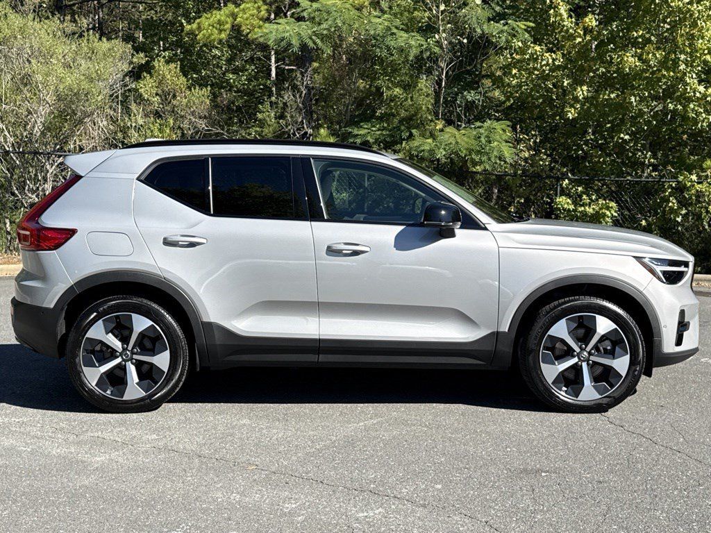 Used 2025 Volvo XC40 B5 Plus AWD/4WD image 8