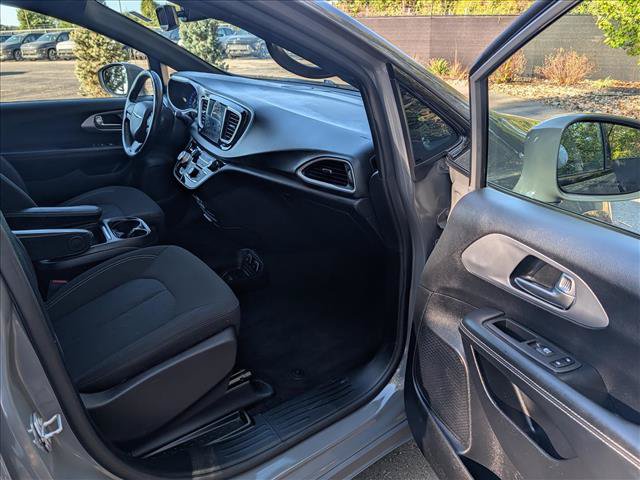 Used 2020 Chrysler Pacifica Touring w/ S Appearance Package FWD image 11