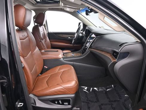 Used 2018 Cadillac Escalade Premium Luxury AWD/4WD image 25