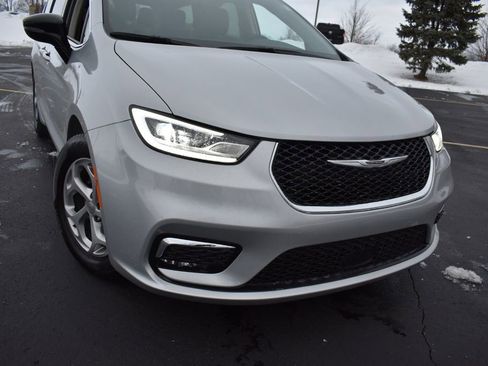 Used 2024 Chrysler Pacifica Limited image 2