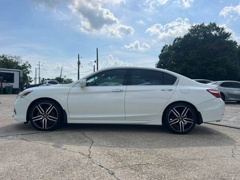 Used 2017 Honda Accord Touring image 6
