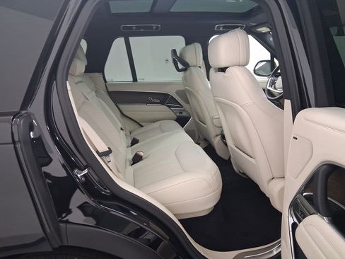 Used 2025 Land Rover Range Rover SE image 33
