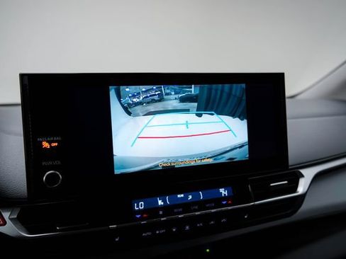 Used 2025 Toyota Sienna XLE FWD image 4