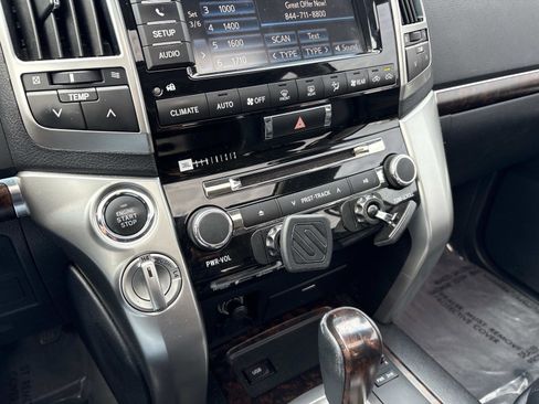 Used 2015 Toyota Land Cruiser image 24