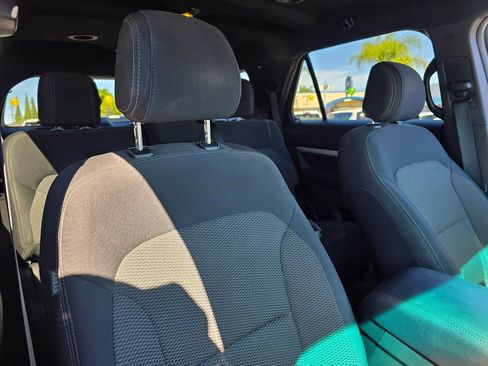 Used 2017 Ford Explorer XLT image 11