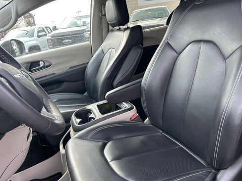 Used 2023 Chrysler Pacifica Touring-L image 9