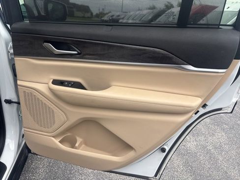 Used 2024 Jeep Grand Cherokee L Limited w/ Luxury Tech Group II image 10