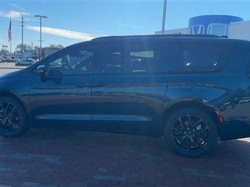Used 2023 Chrysler Pacifica Limited w/ S Appearance Package image 8