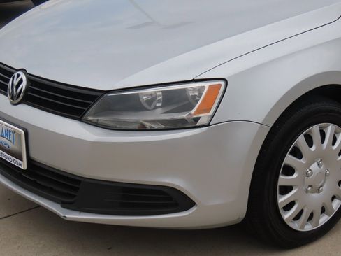 Used 2012 Volkswagen Jetta SE FWD image 2