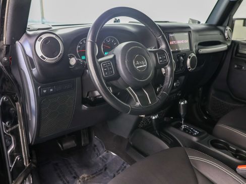 Used 2017 Jeep Wrangler Unlimited Rubicon w/ Connectivity Group AWD/4WD image 14