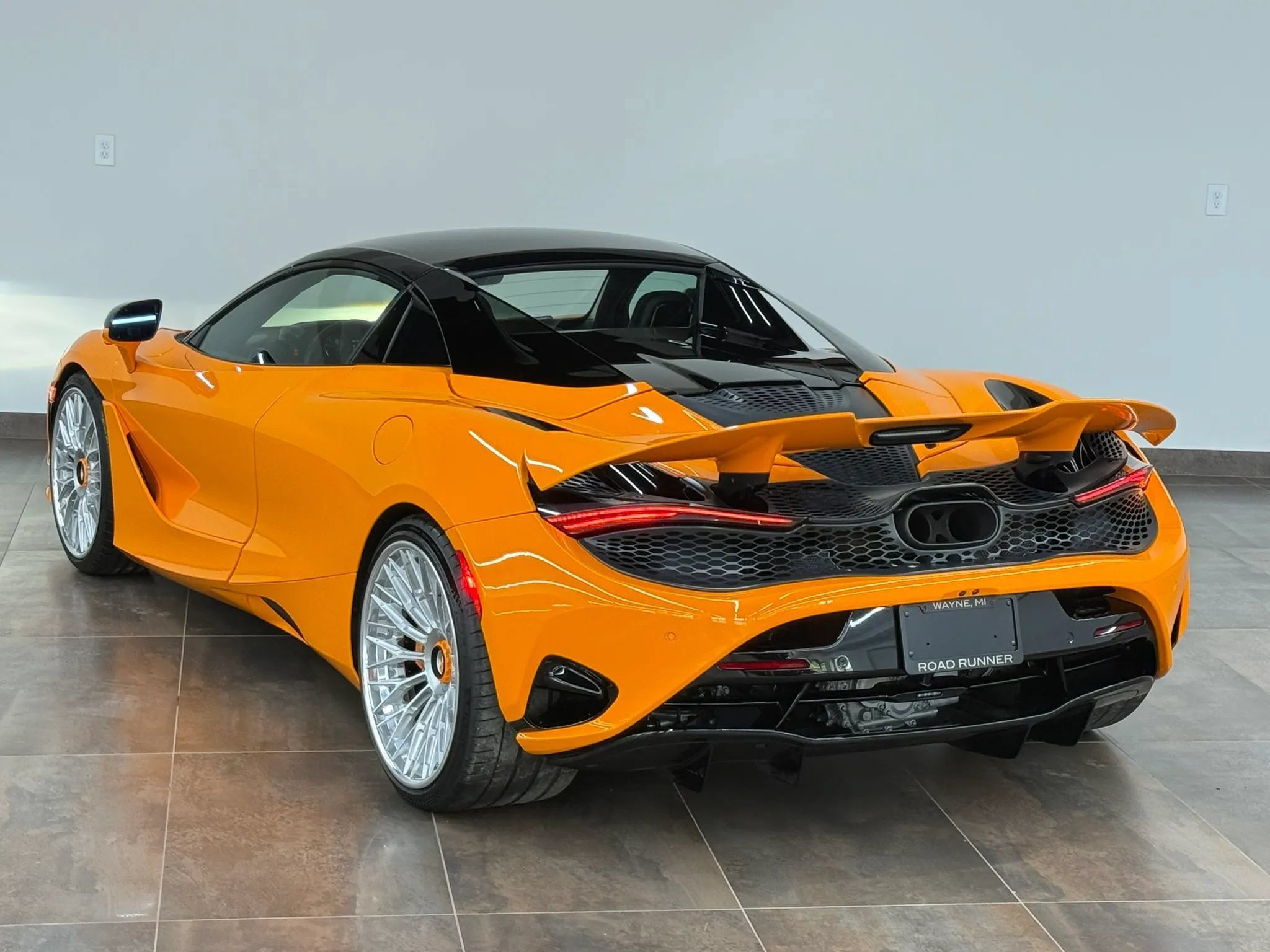 Used 2025 McLaren 750S Spider RWD image 14