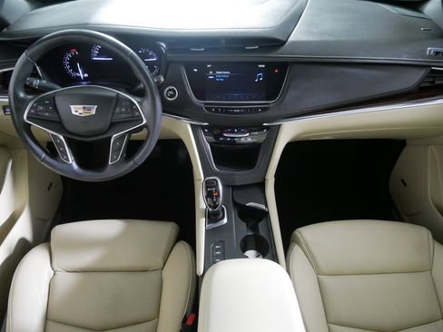 Used 2017 Cadillac XT5 Luxury w/ Driver Awareness Package image 10