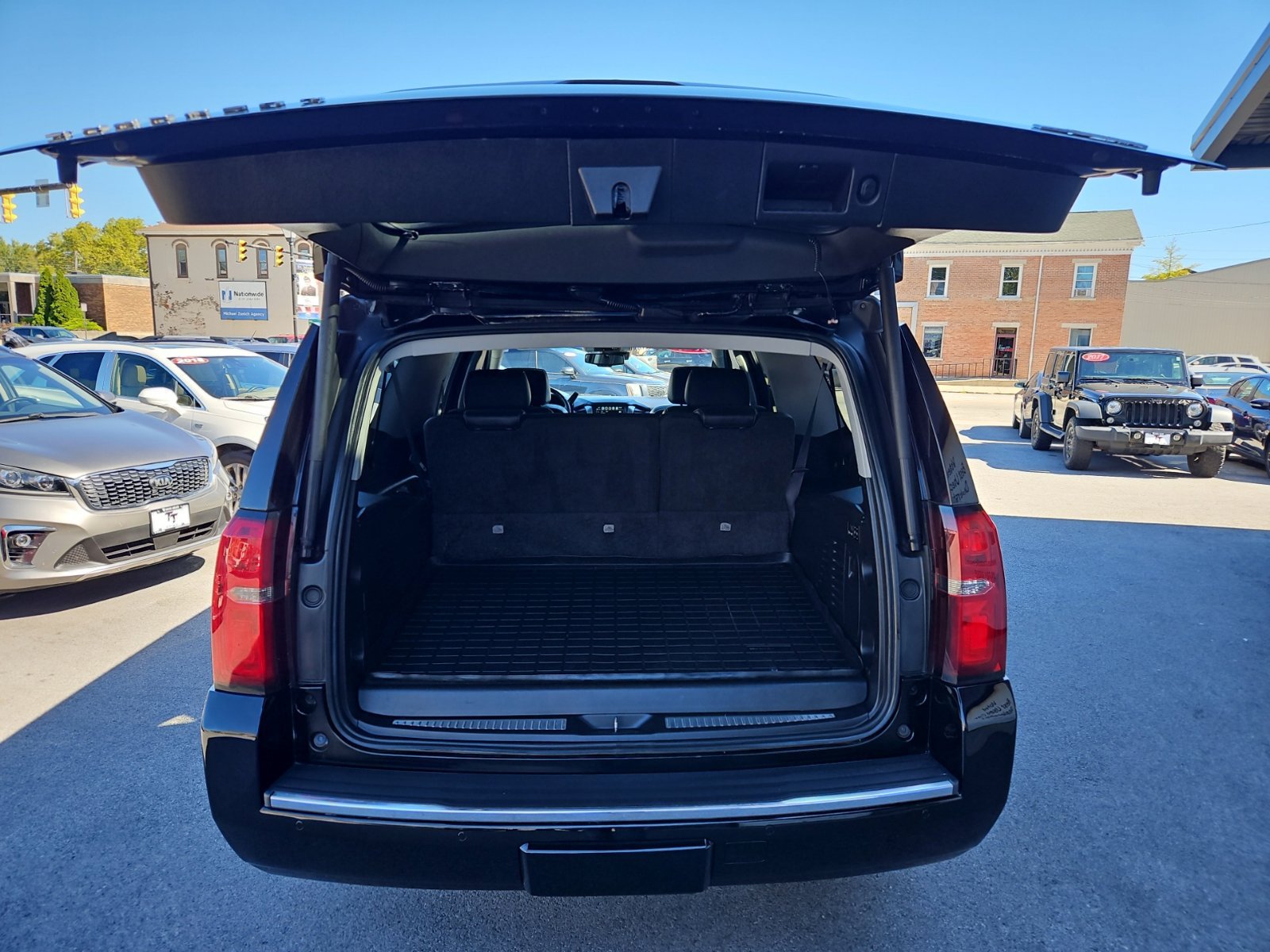 Used 2017 Chevrolet Suburban Premier AWD/4WD image 23