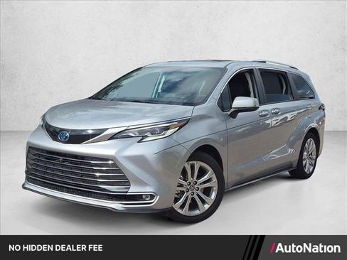 Used 2023 Toyota Sienna Platinum FWD image 1
