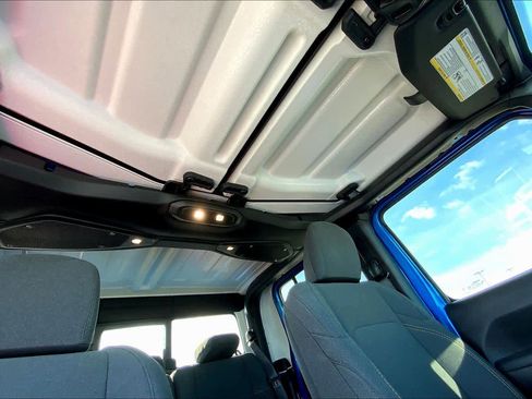 Used 2025 Jeep Gladiator Sport image 13