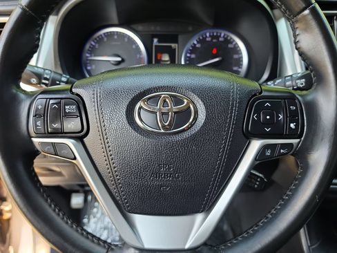 Used 2019 Toyota Highlander SE AWD/4WD image 12
