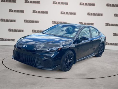 Used 2025 Toyota Camry SE w/ Convenience Package FWD image 1