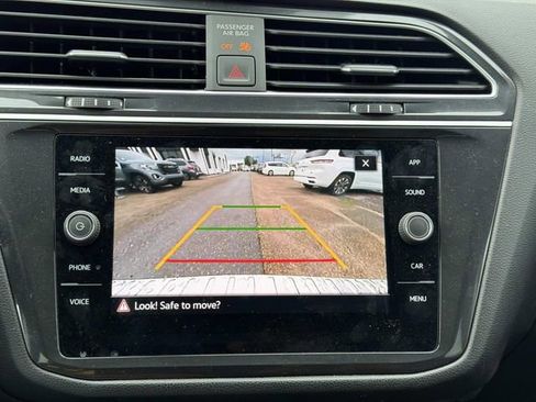 Used 2024 Volkswagen Tiguan SE w/ Panoramic Sunroof Package FWD image 32