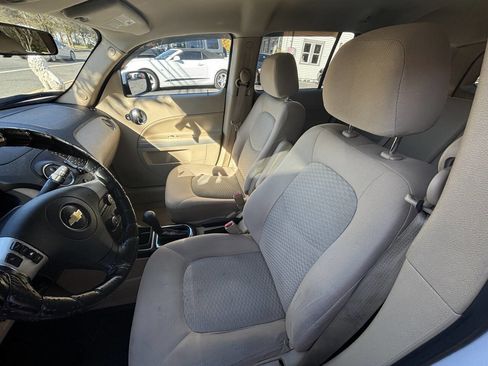 Used 2010 Chevrolet HHR LT image 10