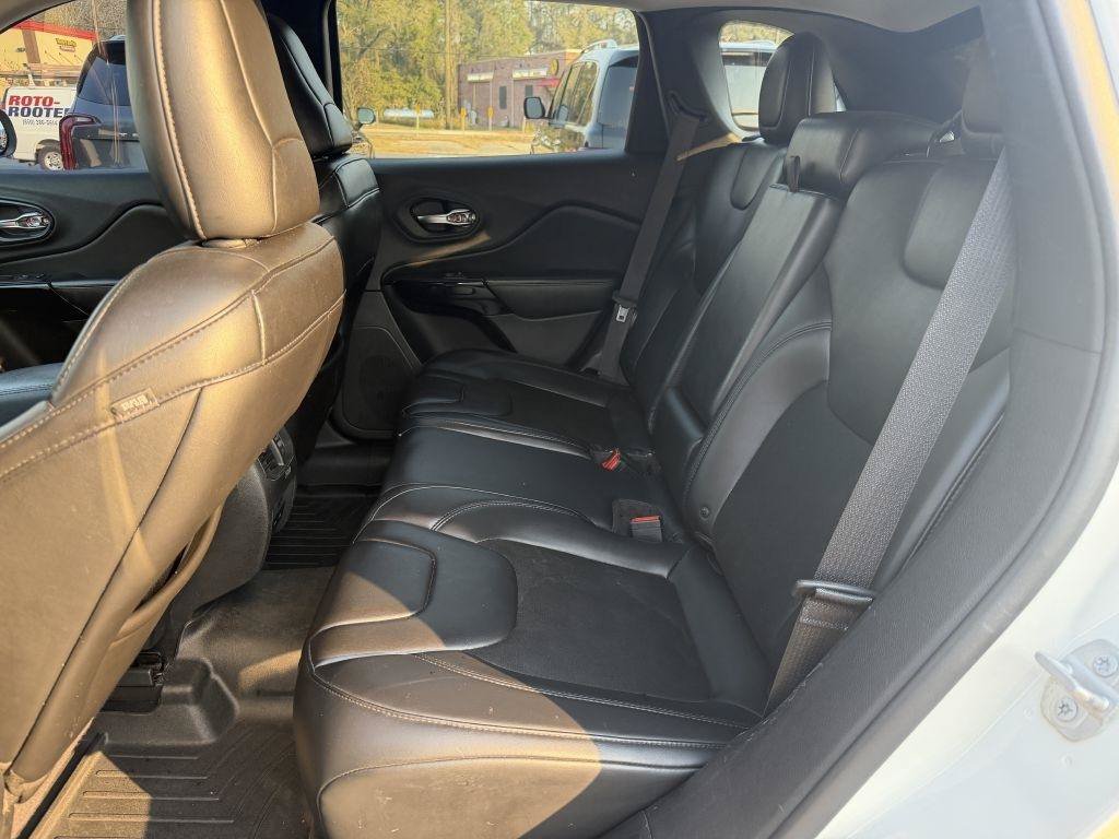 Used 2019 Jeep Cherokee Latitude Plus AWD/4WD image 11