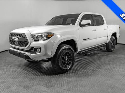 Used 2022 Toyota Tacoma SR5 RWD image 2