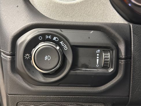 Used 2025 Jeep Wrangler Unlimited Sahara AWD/4WD image 19