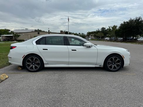 Used 2024 BMW i7 eDrive50 w/ Premium Package RWD image 3
