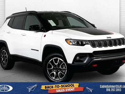 Used 2025 Jeep Compass Trailhawk AWD/4WD image 1