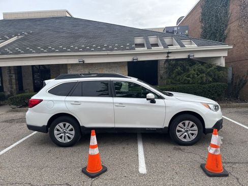 Used 2017 Subaru Outback 2.5i Premium image 10