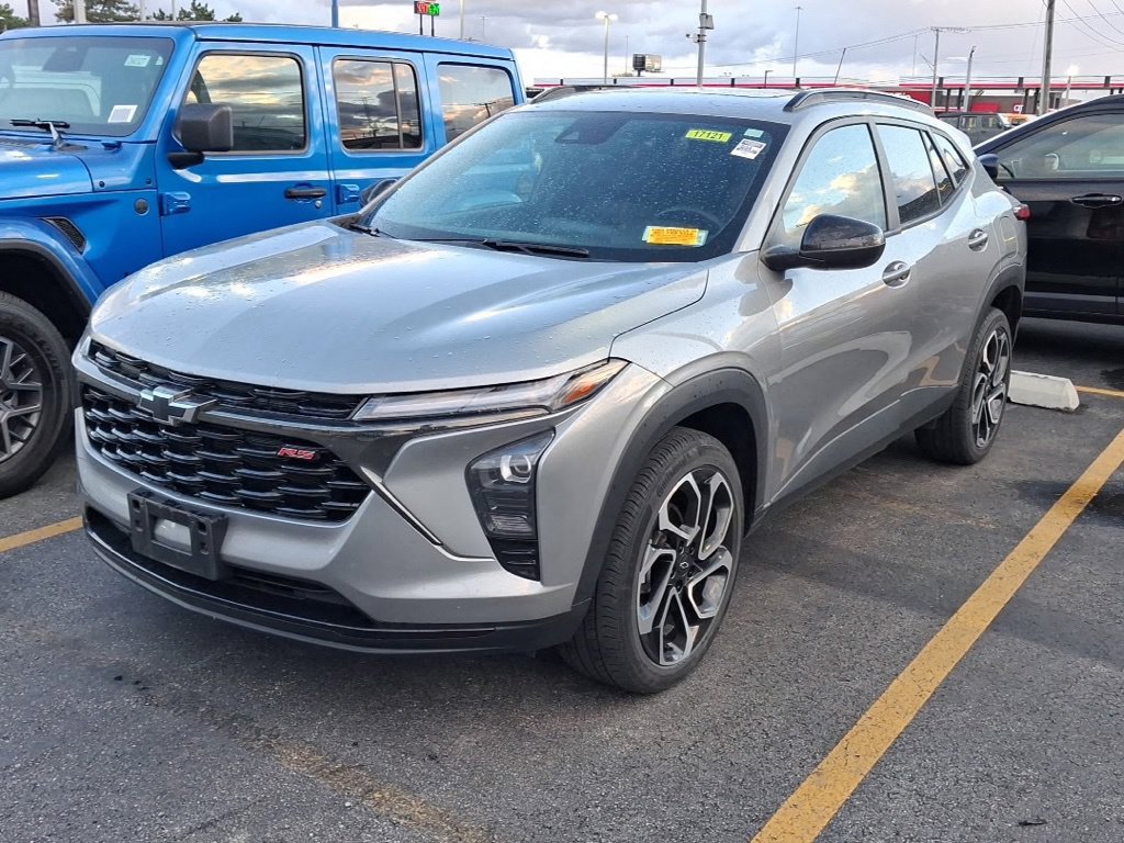 Used 2024 Chevrolet Trax RS w/ Sunroof Package FWD image 2
