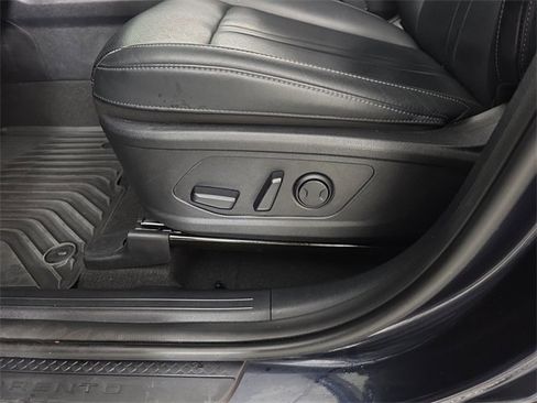 Used 2022 Kia Sorento EX w/ Panoramic Sunroof Package image 18