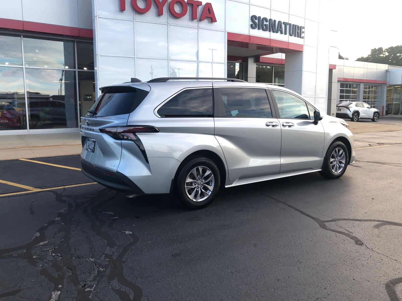 Certified 2025 Toyota Sienna LE w/ LE Plus Package FWD image 2