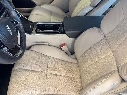 Used 2017 Lincoln Continental Reserve w/ Technology Package FWD image 2