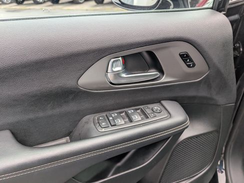 Used 2025 Chrysler Pacifica Select FWD image 20
