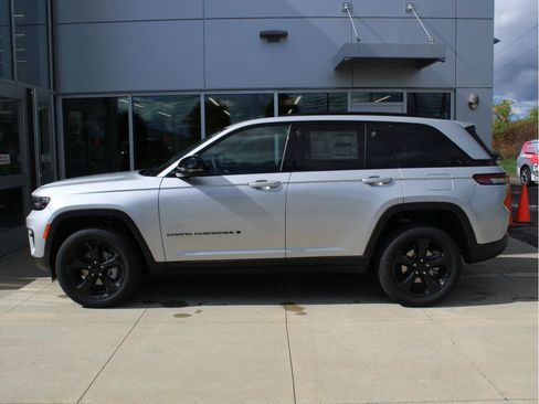 New 2025 Jeep Grand Cherokee Limited w/ Black Appearance Package image 5