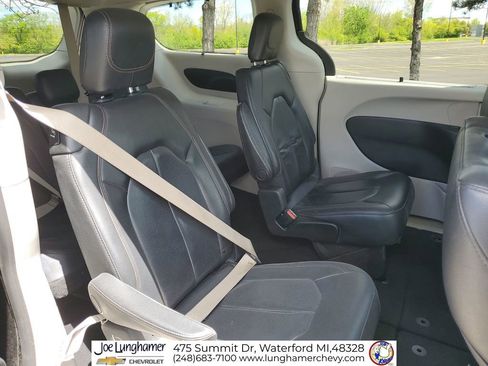 Used 2020 Chrysler Pacifica Touring-L FWD image 25