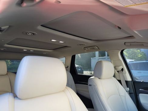 Used 2022 Buick Enclave Essence w/ Experience Buick Package FWD image 5