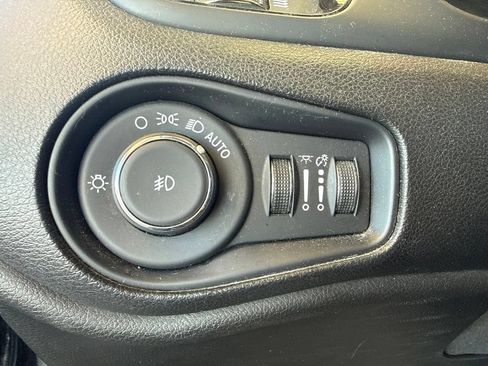 Used 2019 Jeep Renegade Altitude w/ Quick Order Package 2XM AWD/4WD image 16