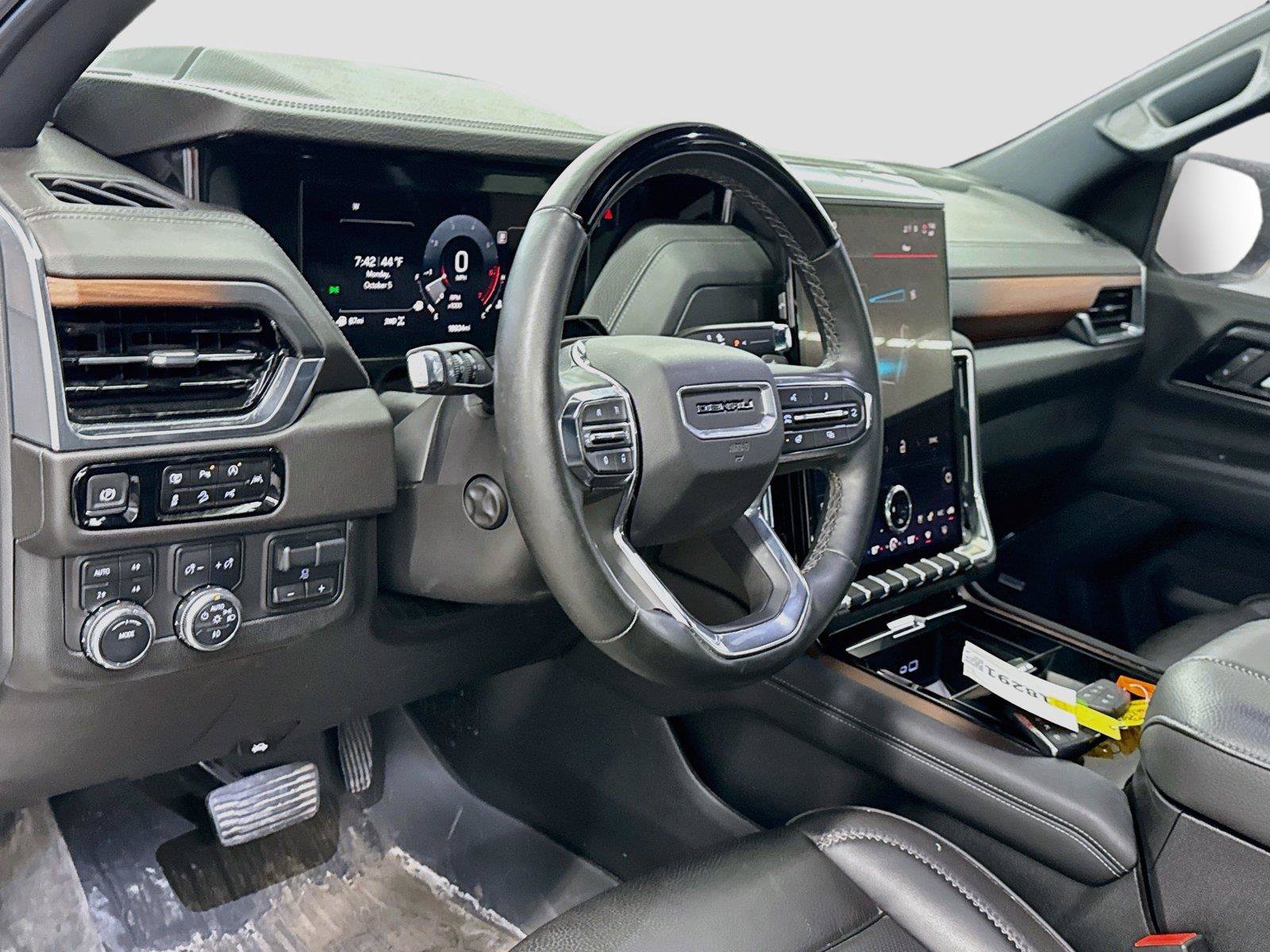 Used 2025 GMC Yukon Denali w/ Advanced Technology Package AWD/4WD image 7