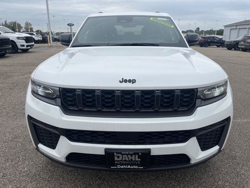 Used 2026 Jeep Grand Cherokee Altitude AWD/4WD image 3