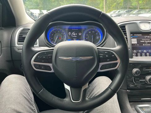 Used 2018 Chrysler 300 Touring w/ Sport Appearance Package image 10