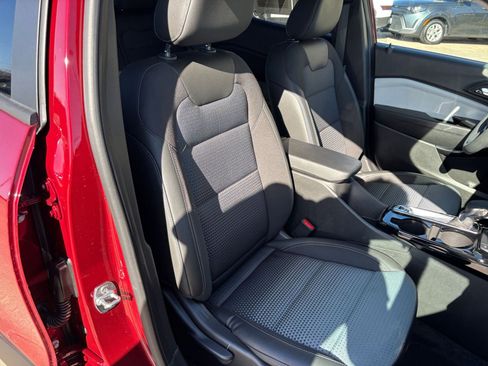 Used 2025 Chevrolet Trax LT image 35