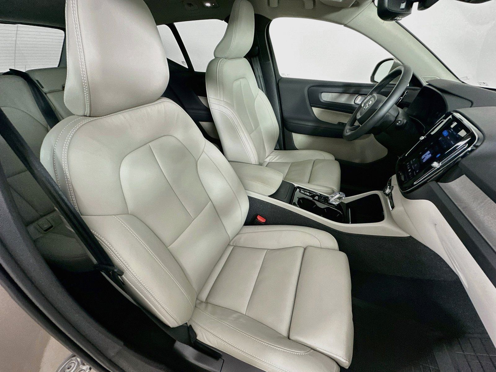 Used 2024 Volvo XC40 B5 Plus w/ Climate Package AWD/4WD image 43