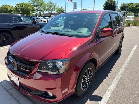 Used 2018 Dodge Grand Caravan SE FWD image 3