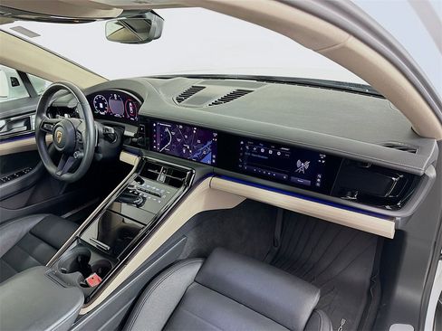 Used 2024 Porsche Panamera image 31