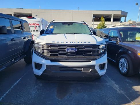 Used 2025 Ford Expedition Max Active image 2