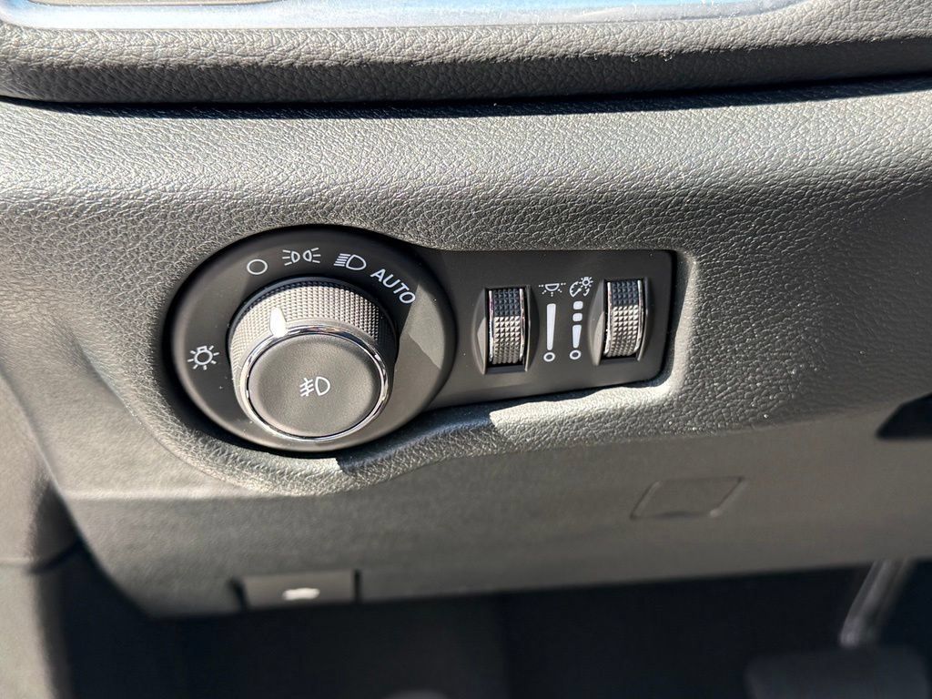 Used 2025 Chrysler Pacifica Limited FWD image 21