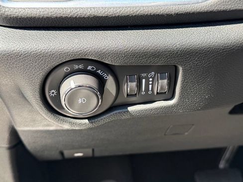 Used 2025 Chrysler Pacifica Limited FWD image 21
